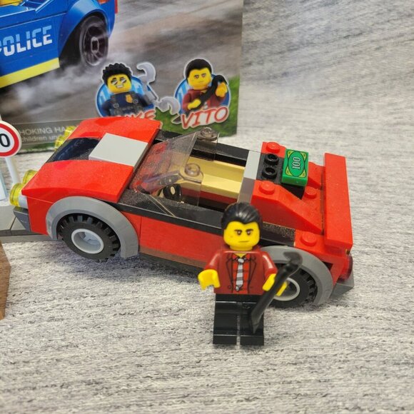 LEGO City 60242 Police Highway Arrest - Picture 2 of 13